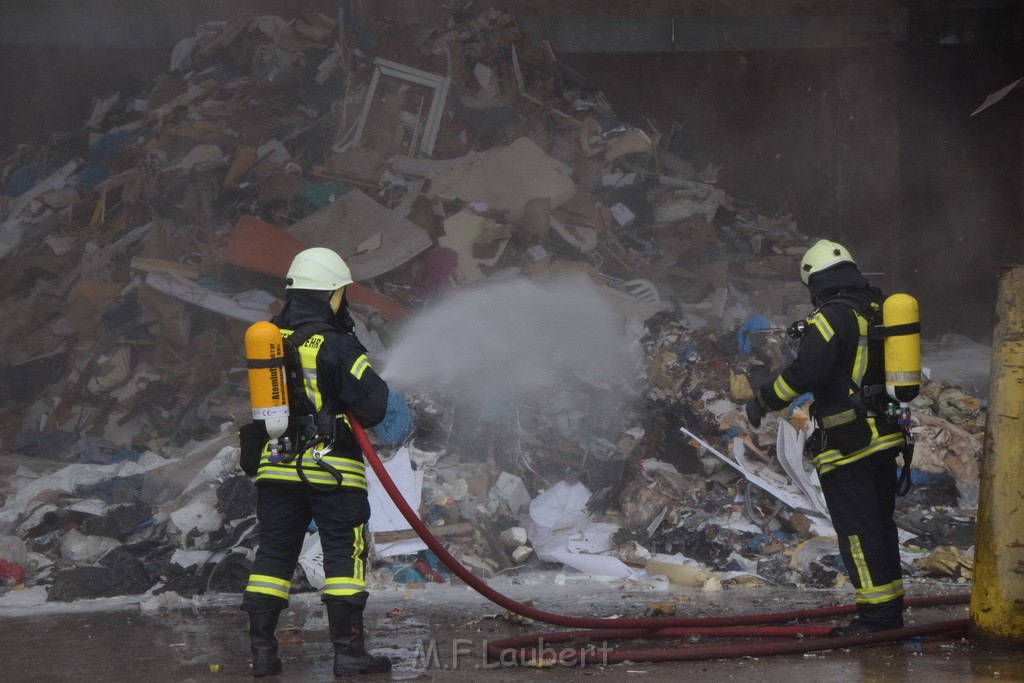 Feuer AVG Koeln Rath Heumar Wikingerstr 143.JPG - Miklos Laubert